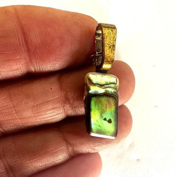 Gold tone abalone pendant necklace - Picture 9 of 10